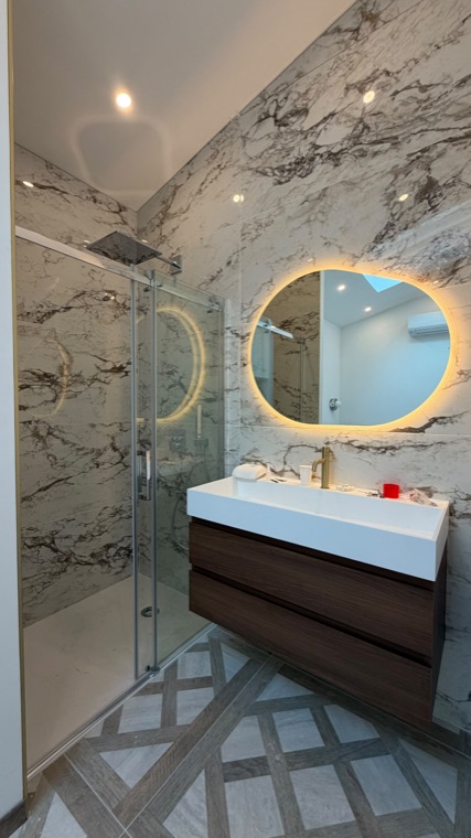 Salle de bain effet marbre, miroir LED