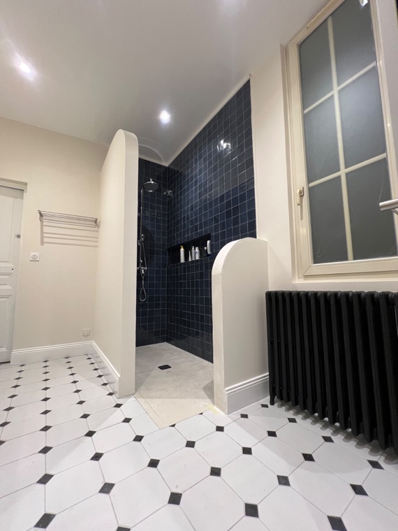 Douche en zellige bleu nuit