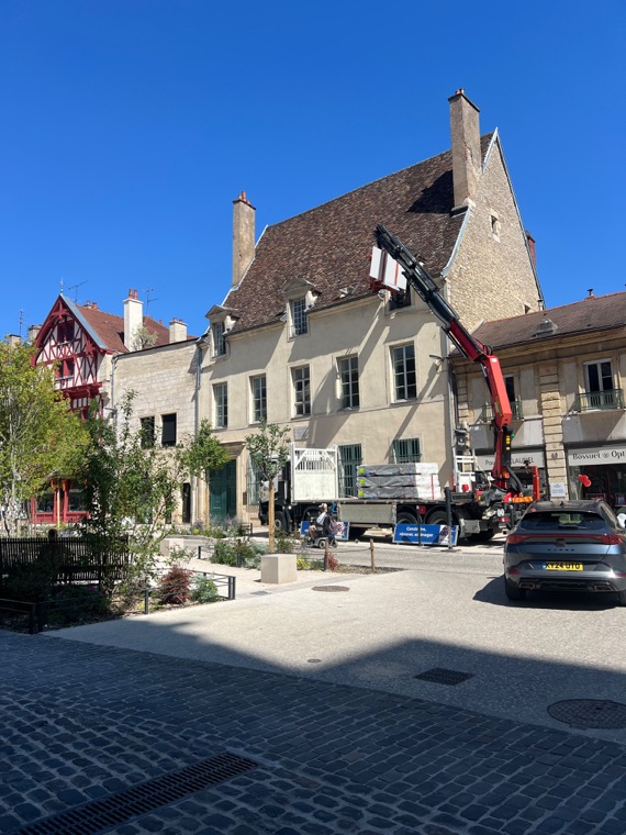 Livraison par camion-grue en centre-ville