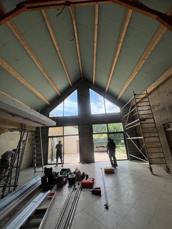 Grand pignon vitré en cours