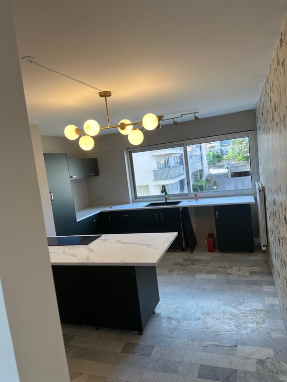 Cuisine avec îlot effet marbre