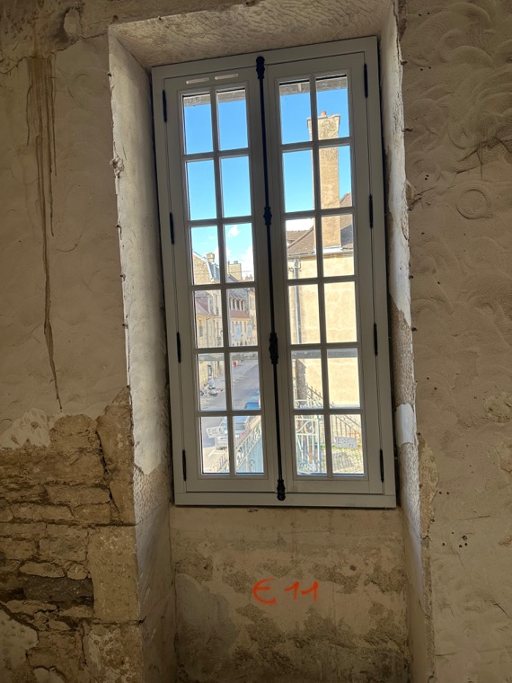 Fenêtre dans un mur en pierre
